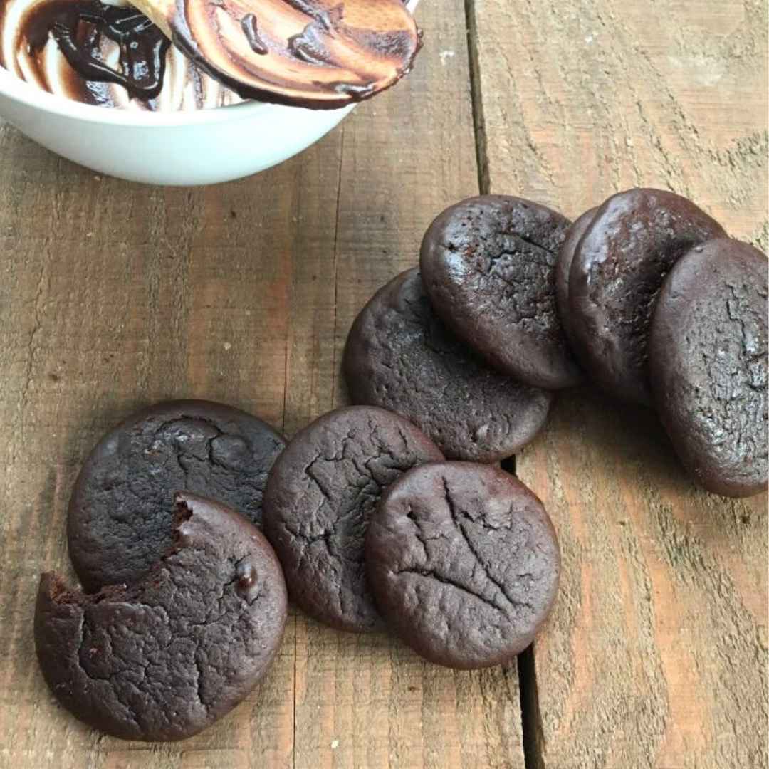 Image de biscuits protéinés au chocolat et aux amandes sur une plaque. Collation riche en protéines et faible en sucre de la Clinique Maigrir en Santé.