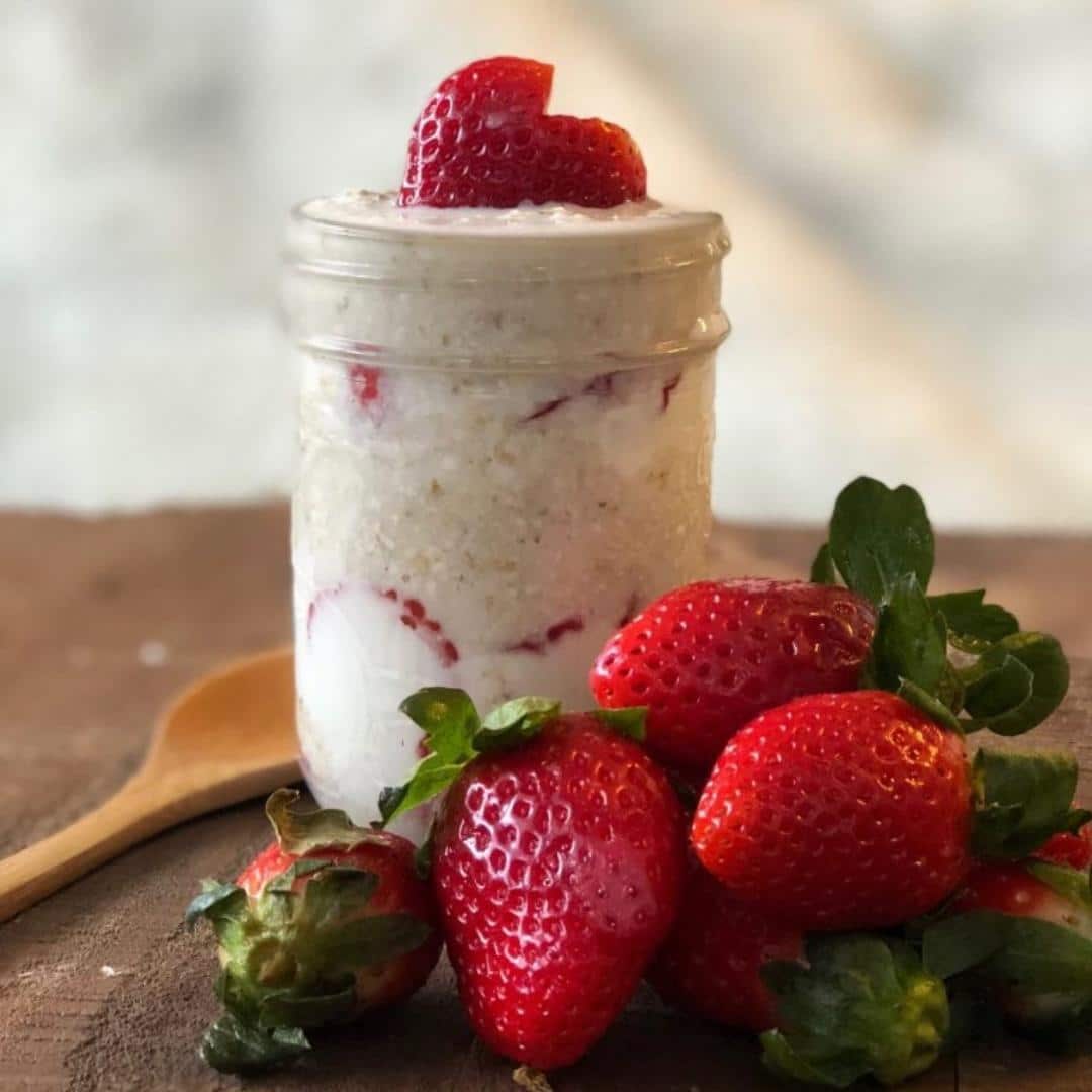 Recette gruau frigo aux fraises (overnight oats) avec graines de chia. Déjeuner riche en protéines, idéal pour un régime minceur de la Clinique Maigrir en Santé.