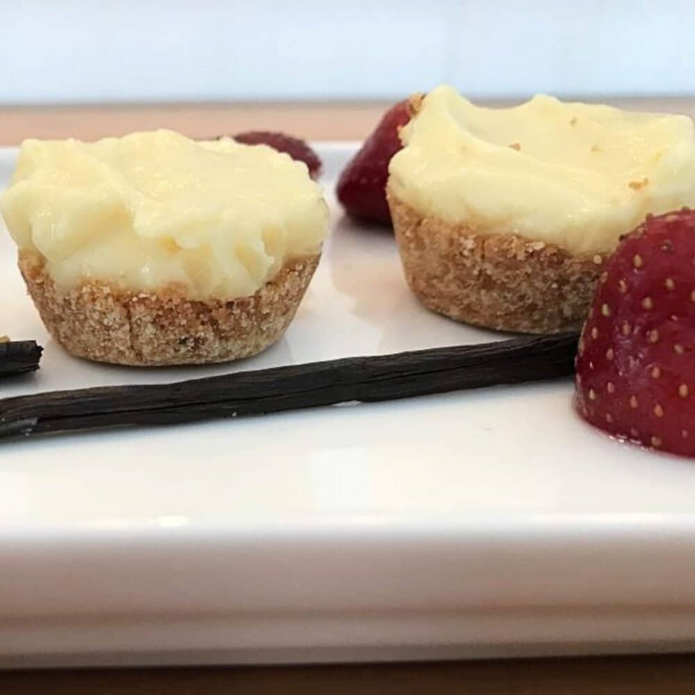 Photo de tartelettes individuelles aux fraises et à la vanille, avec une crème pâtissière légère. Dessert faible en sucre et fruits frais de la Clinique Maigrir en Santé.