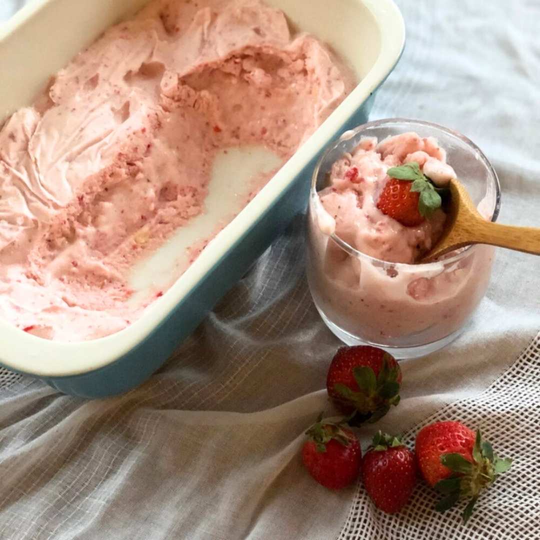 Recette boule de crème glacée à la fraise citronnée maison dans un cornet ou un bol. Dessert faible en calories et rafraîchissant de la Clinique Maigrir en Santé.