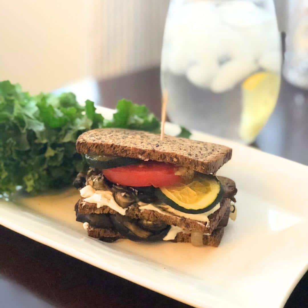 Recette sandwich aux légumes grillés (courgettes, poivrons, aubergines) avec une sauce crémeuse. Recette végétarienne légère et saine de la Clinique Maigrir en Santé.