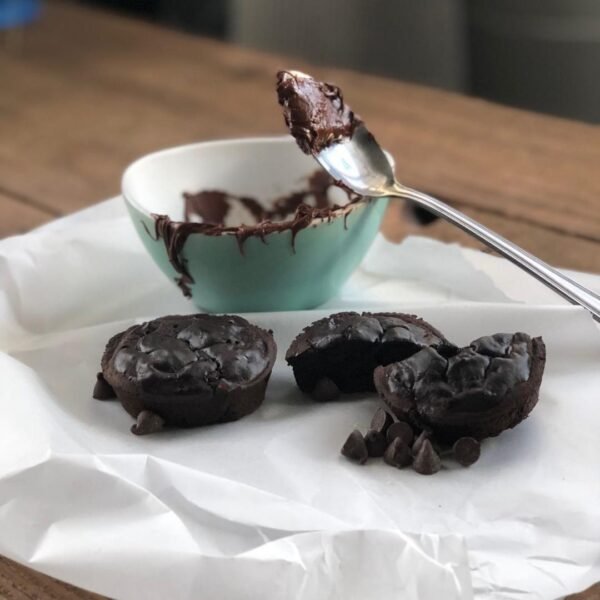 Recette brownie choco-espresso riche et décadent coupé en carrés. Dessert faible en sucre et protéiné de la Clinique Maigrir en Santé.