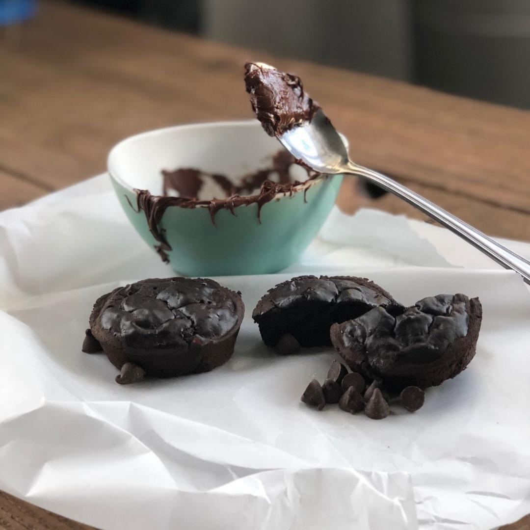 Recette brownie choco-espresso riche et décadent coupé en carrés. Dessert faible en sucre et protéiné de la Clinique Maigrir en Santé.