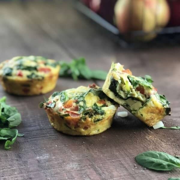 Recette de bouchées aux œufs et bacon cuites dans des moules à muffins. Recette riche en protéines, faible en glucides (low carb/céto). Un plat de la Clinique Maigrir en Santé.