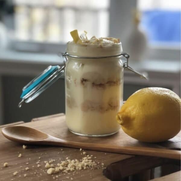 Recettre de Parfait au citron léger et crémeux, garni de zeste de citron. Dessert minceur sans cuisson de la Clinique Maigrir en Santé.