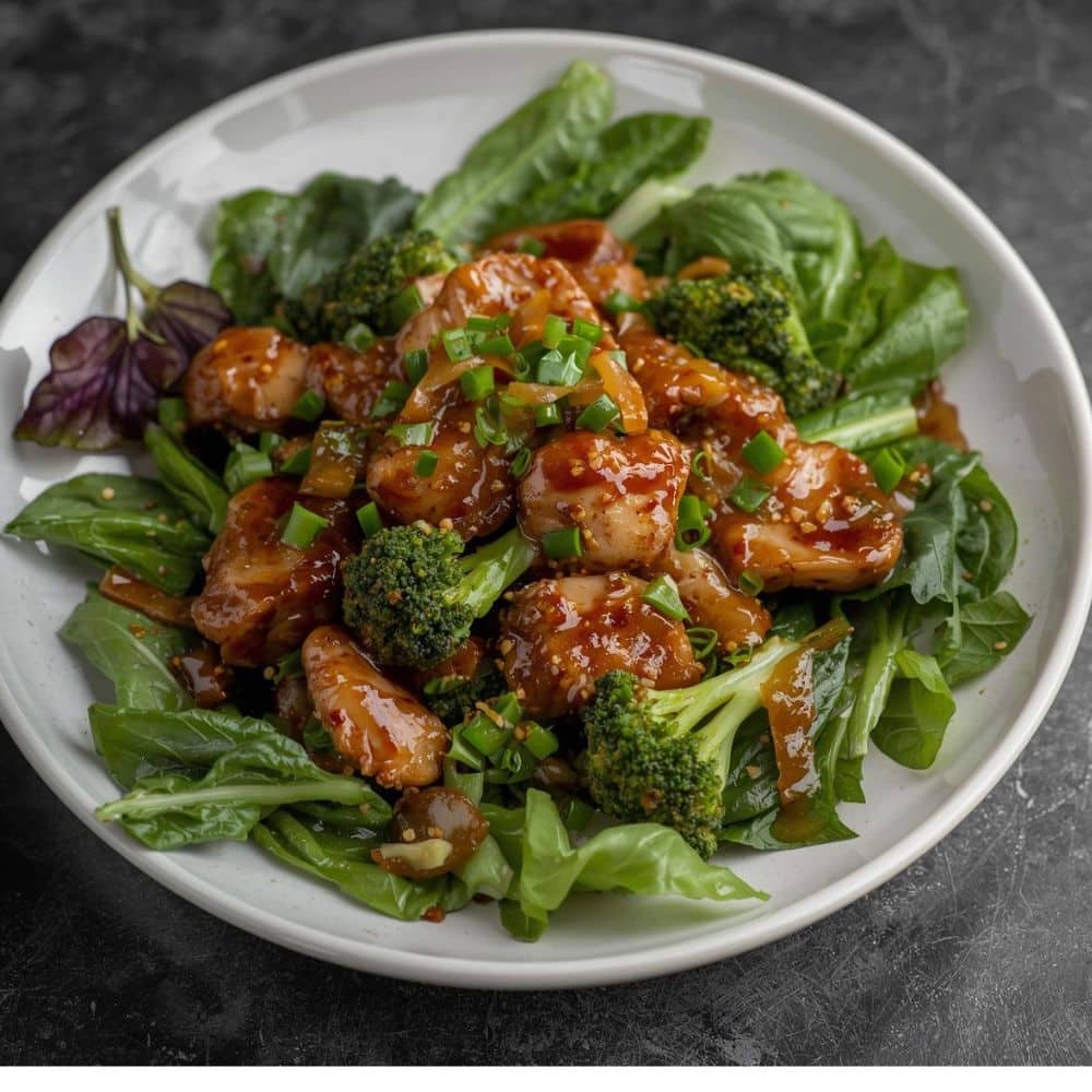 Sauté de filet de porc à l'asiatique accompagné de brocolis croustillants. Facile à préparer est prêt à servir en quelques minutes.