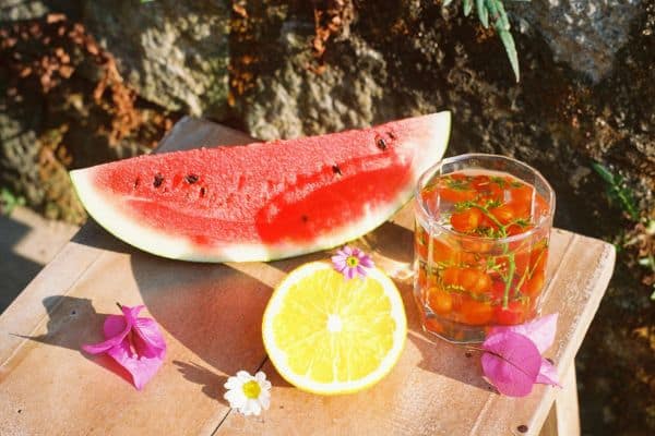 Verre d'eau infusée aux fruits pour stimuler le métabolisme et perdre du poids - Clinique Maigrir en santé